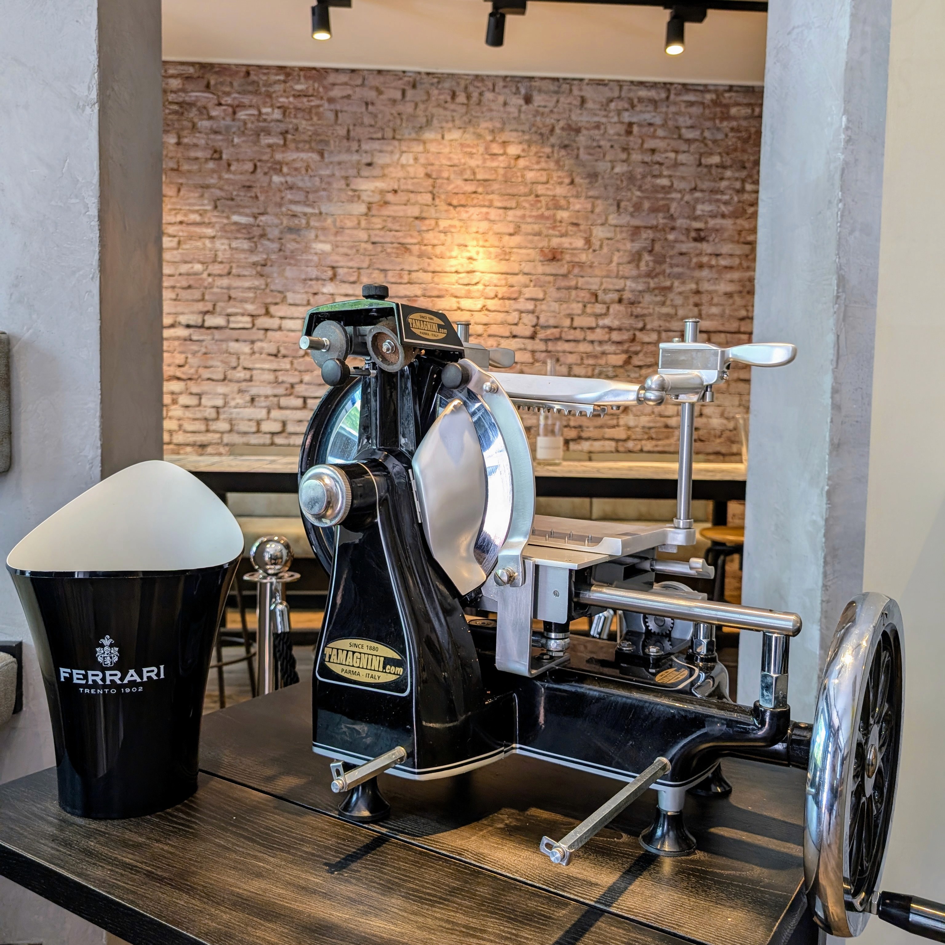 Aufschnittmaschine im Eingangsbereich der Social Tagesbar im Münchner Lehel