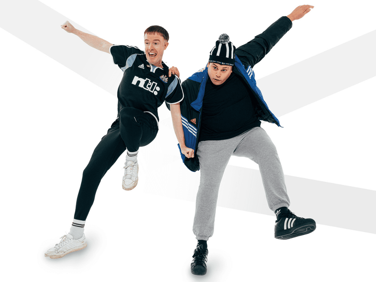 קידום סיור של ג'רי וסוול עם שני אנשים לבושים בבגדי ספורט ובצעיף מפוספס.