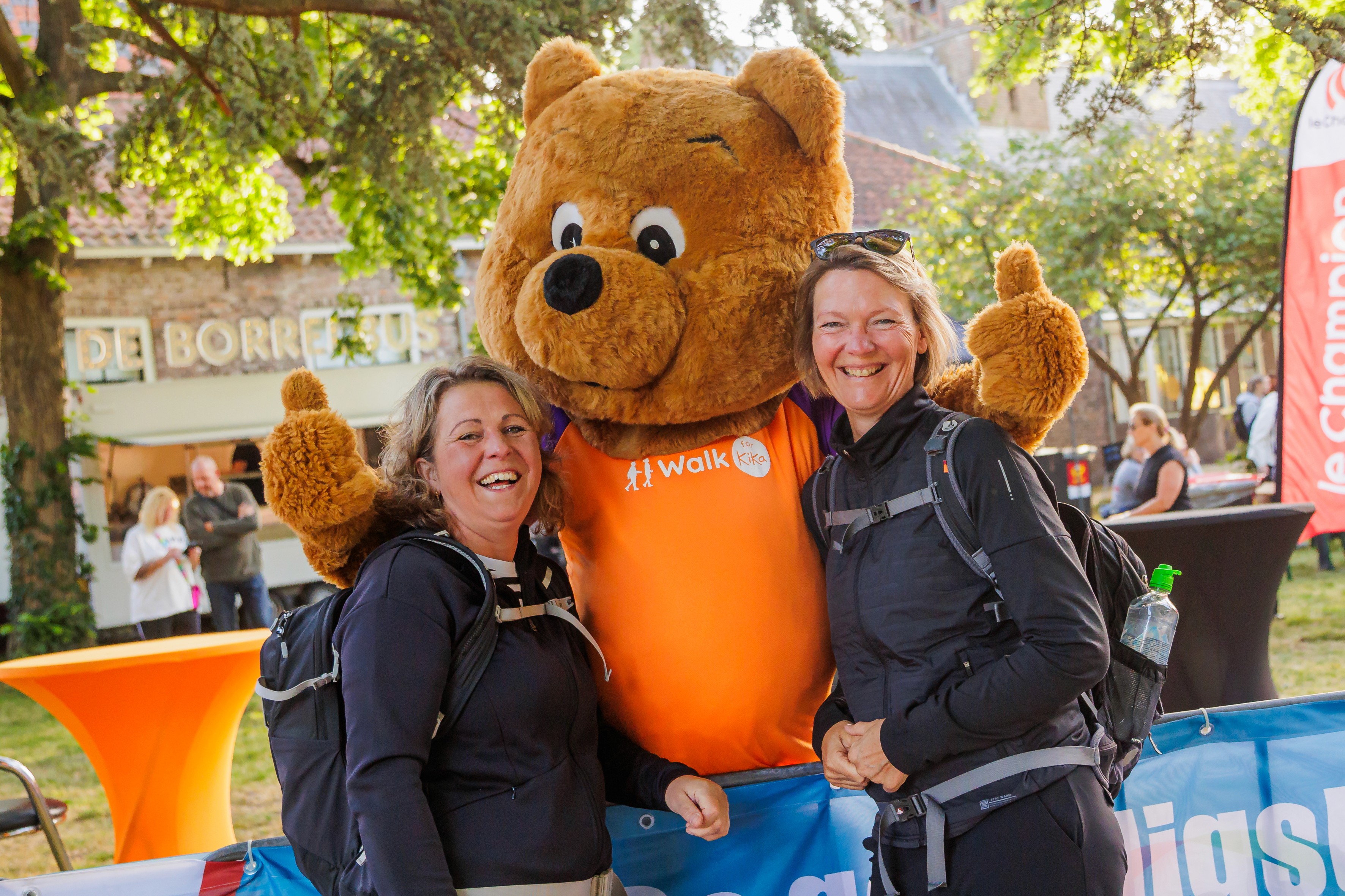 Wandelaars met KiKa beer