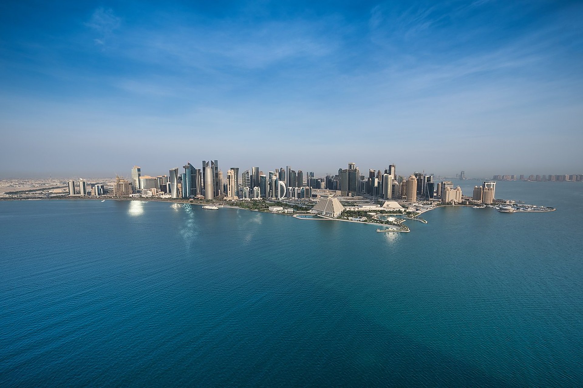 Les tours de West Bay, à Doha, vues du ciel au-dessus de la baie, le visage du Qatar d'aujourd'hui