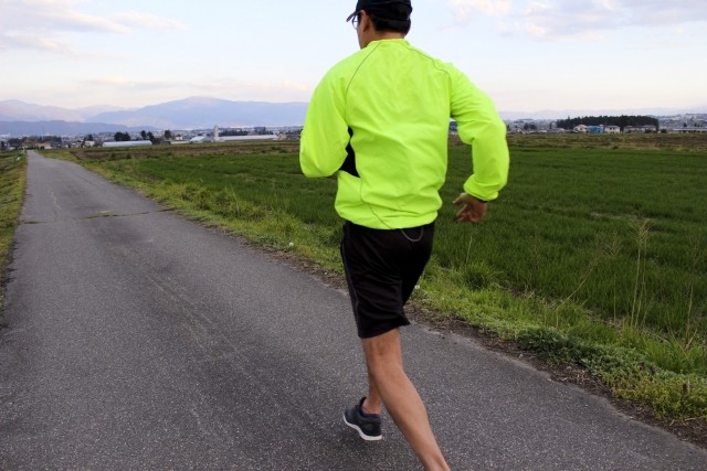 ウォーキングする男性