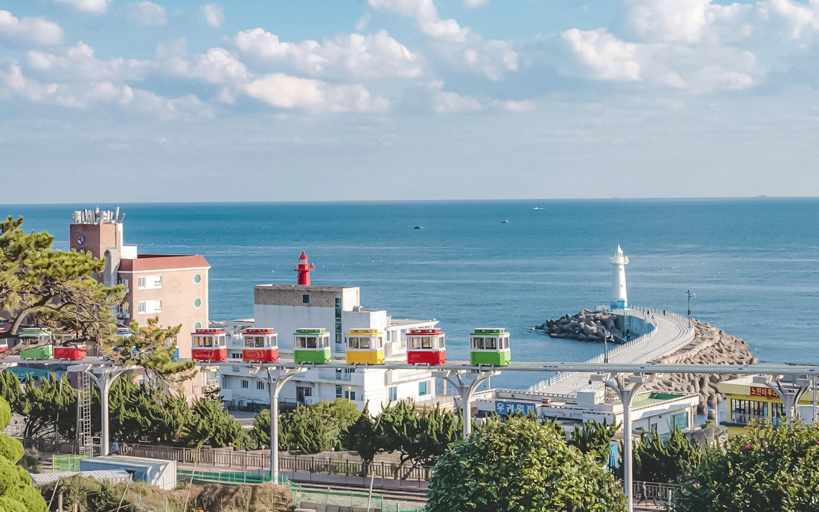 Blueline Park Himmelskapsel mit Blick auf die Küstenlinie von Busan, den Leuchtturm und die bunten Gebäude.