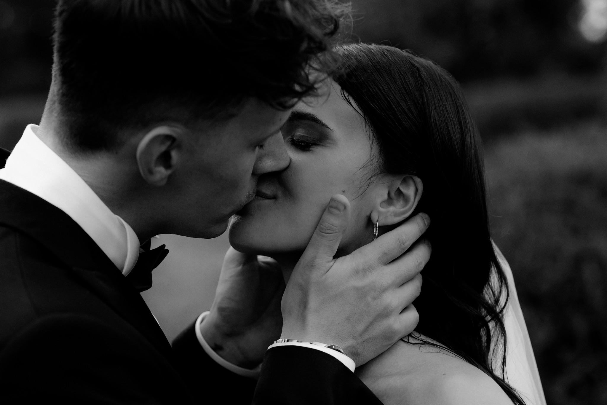 Sposi si baciano in bianco e nero, volti ravvicinati in reportage matrimoniale a Villa Negri