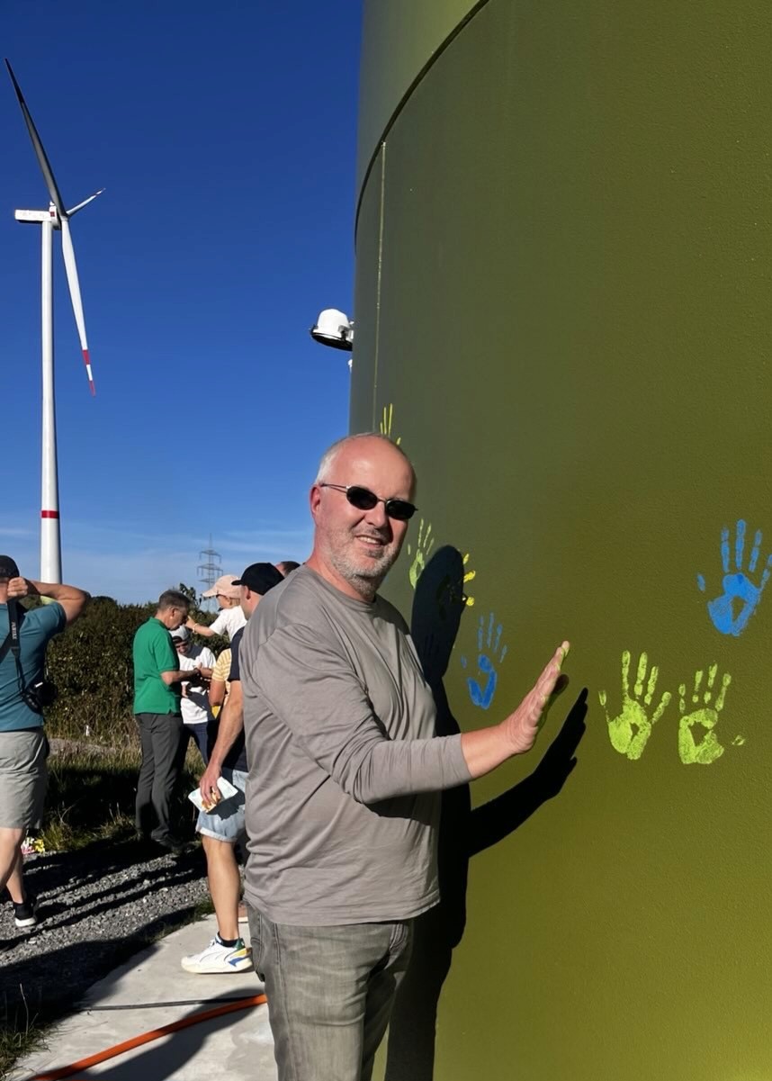 wolfgang greb bei der einweihung vom bürgerwindrad sommerhausen