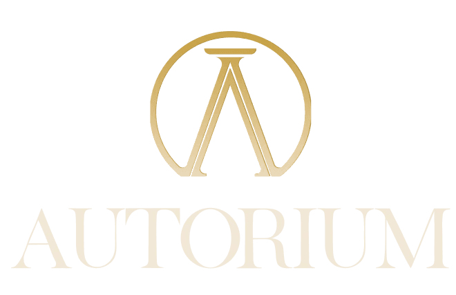 Scritta Autorium con logo dorato. Logo rappresenta una A stilizzata a colonne e un semicerchio che la richiude