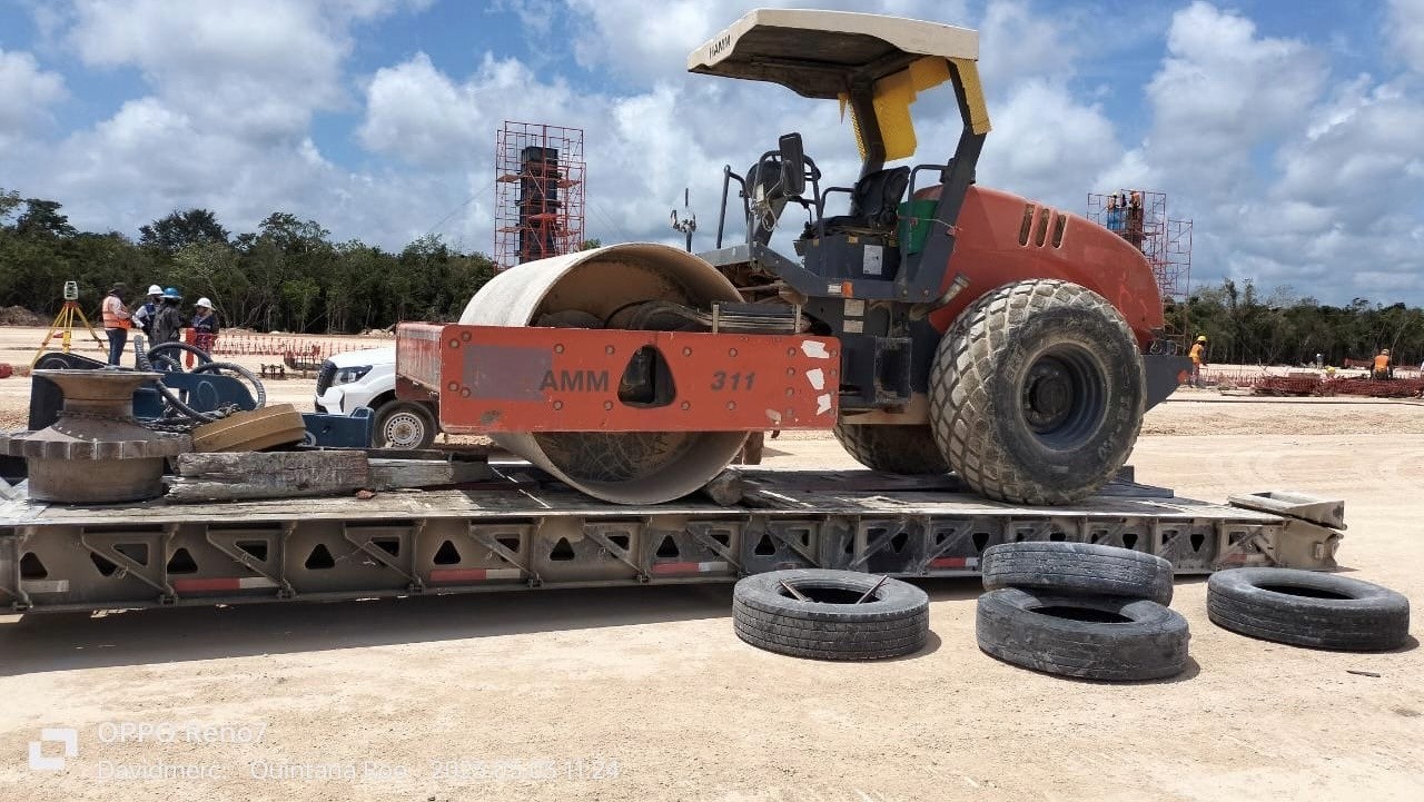 Maquinaria pesada para compactación de suelo en construcción