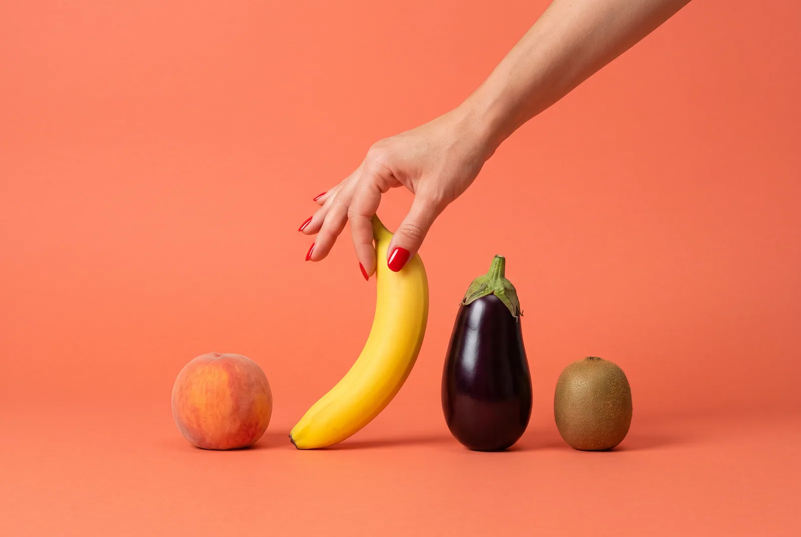 A hand choosing a banana from a lineup of fruit, other Remojo alternatives worth considering
