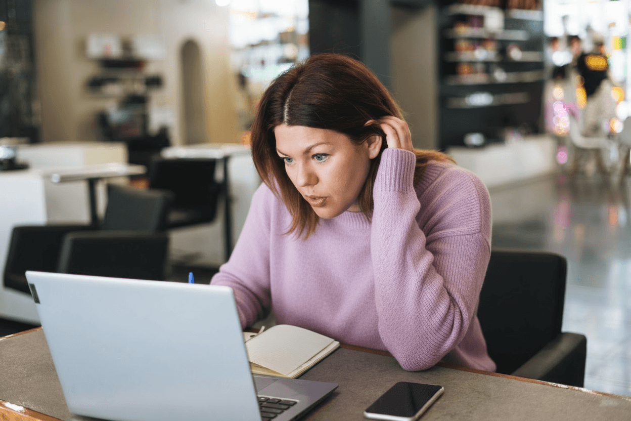 Sollicitant die naar een laptop kijkt