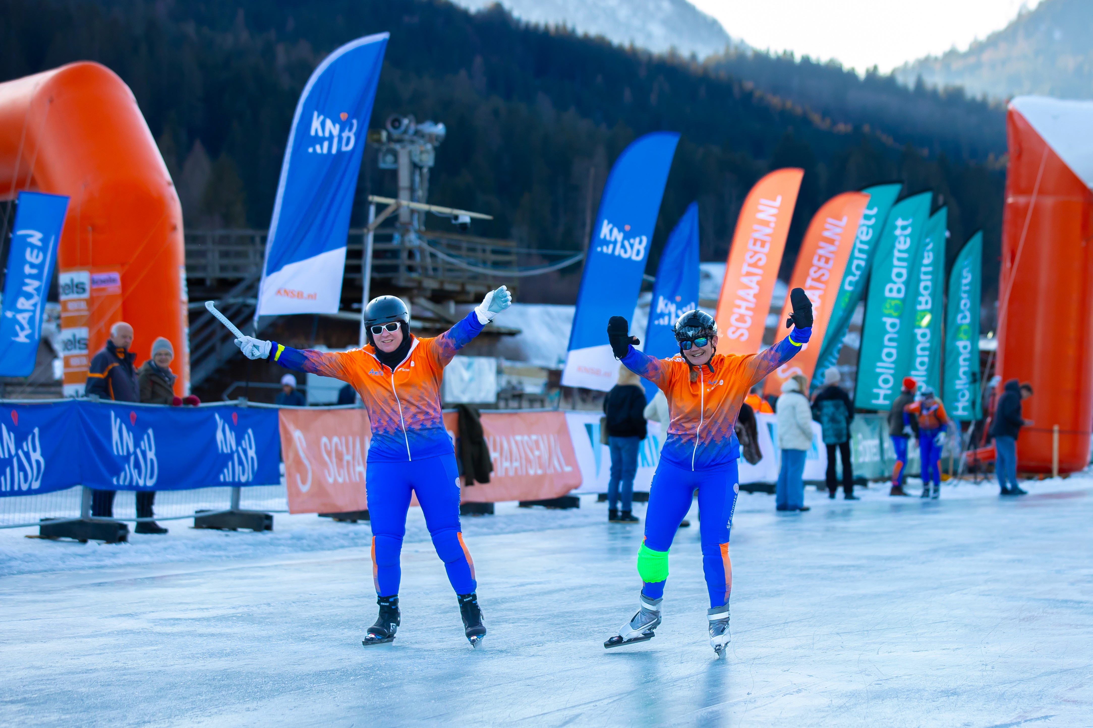 Schaats voor KiKa deelnemers juigend op het ijs