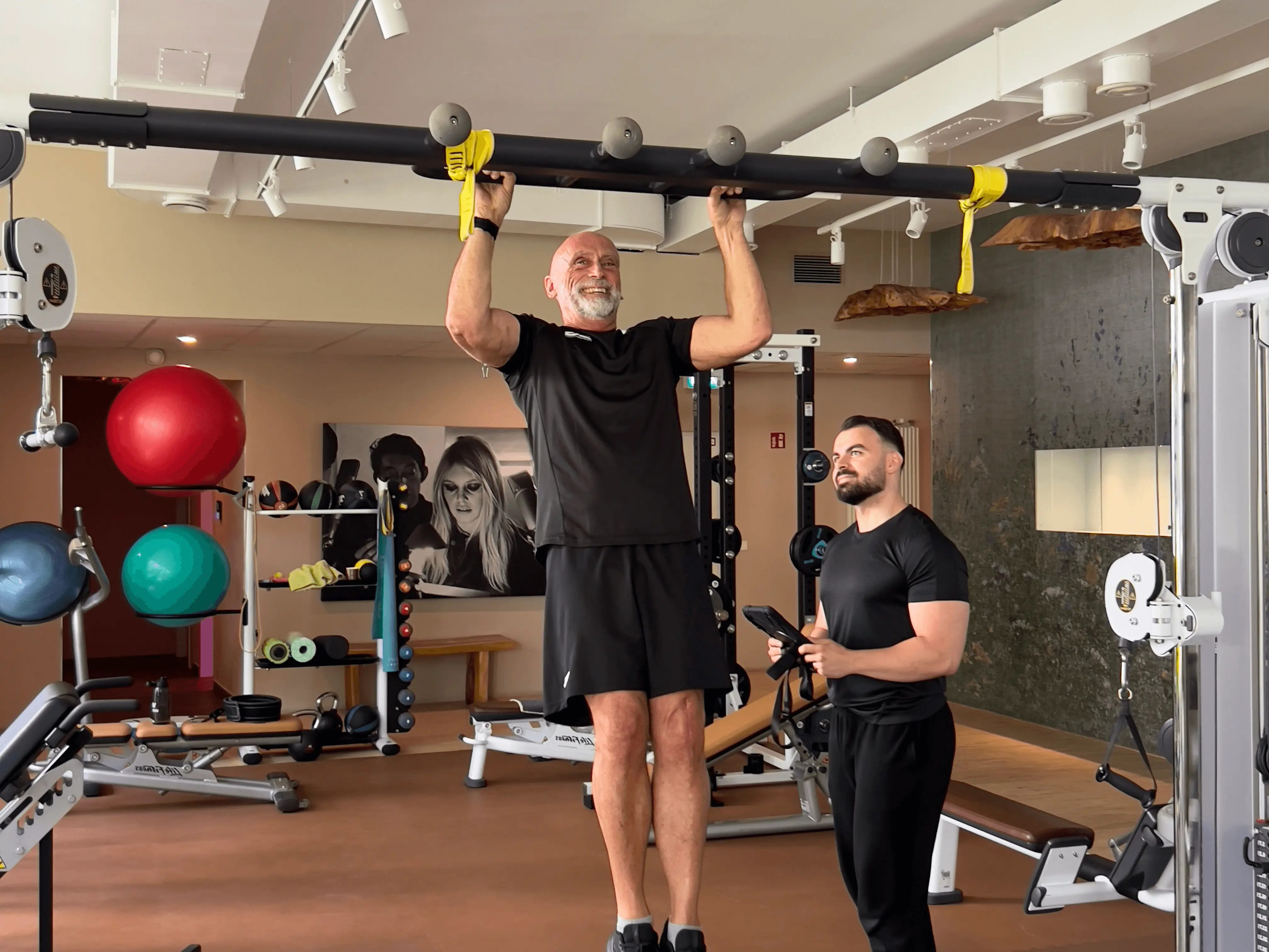 Kunde beim Klimmzug, Personal Trainer Omer Ramovic begleitet ihn im Studio Darmstadt