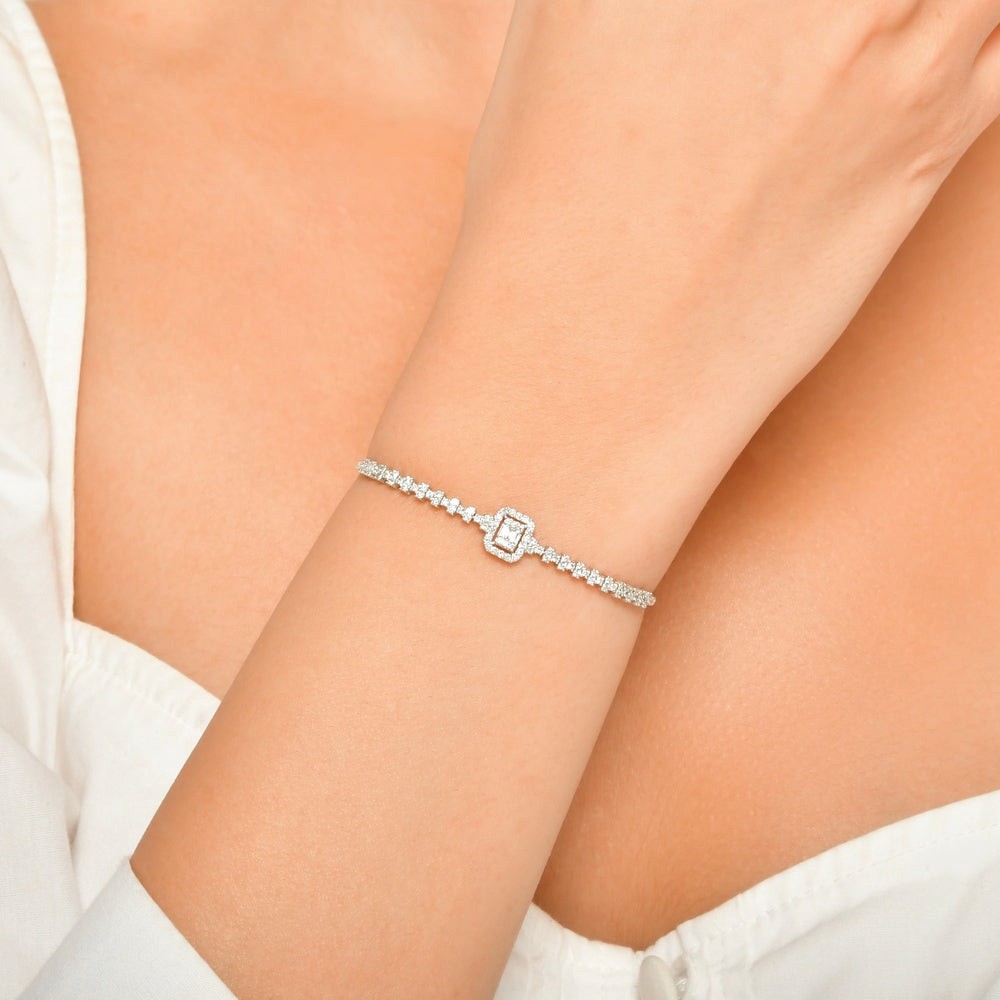 0.57 Karat Pırlanta Baget Taşlı 14 Ayar Beyaz Altın Bileklik