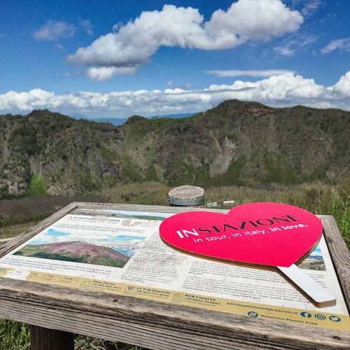 从火山顶部欣赏全景。