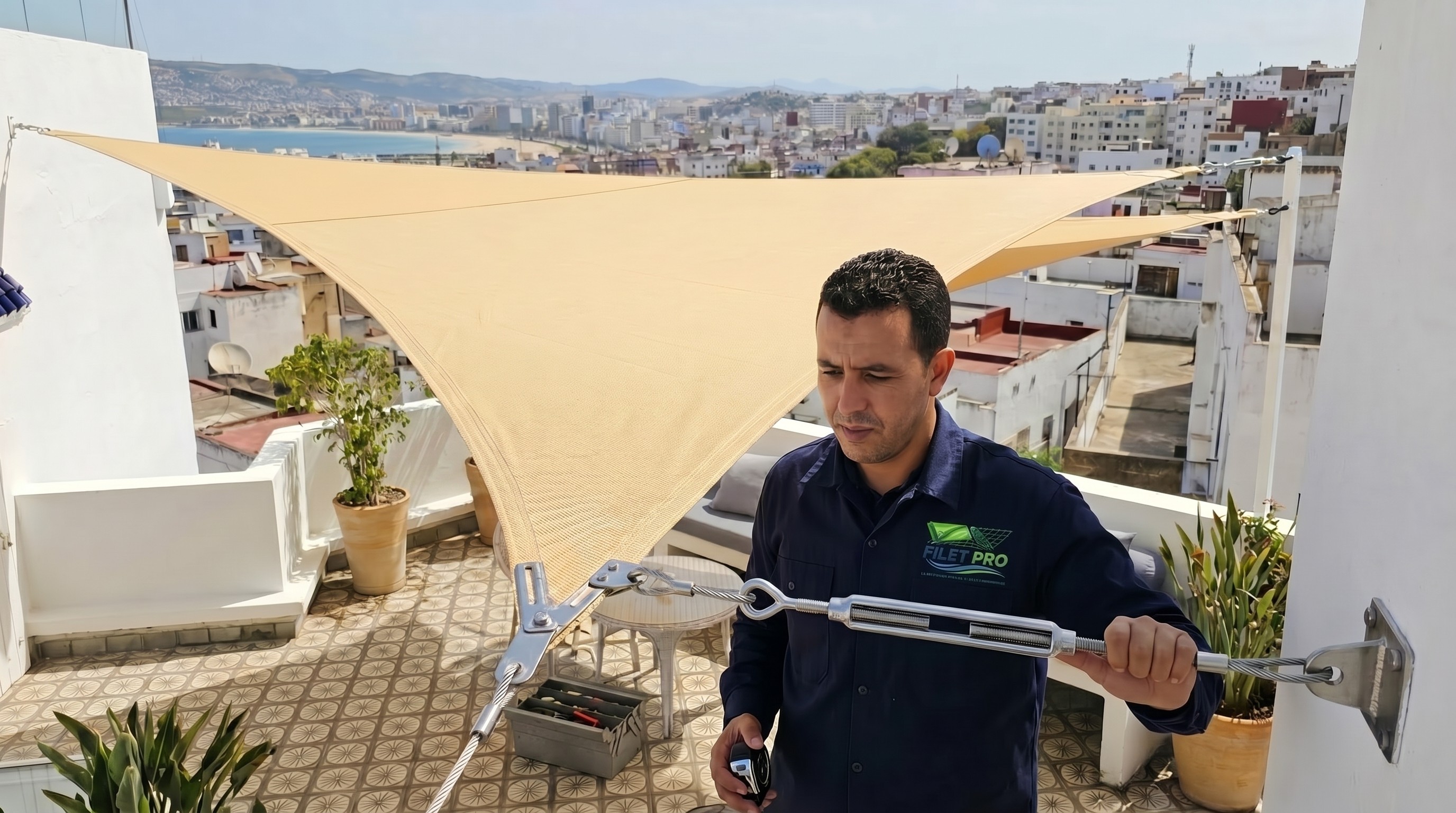 Technicien Filet Pro contrôlant une pose de voile d’ombrage