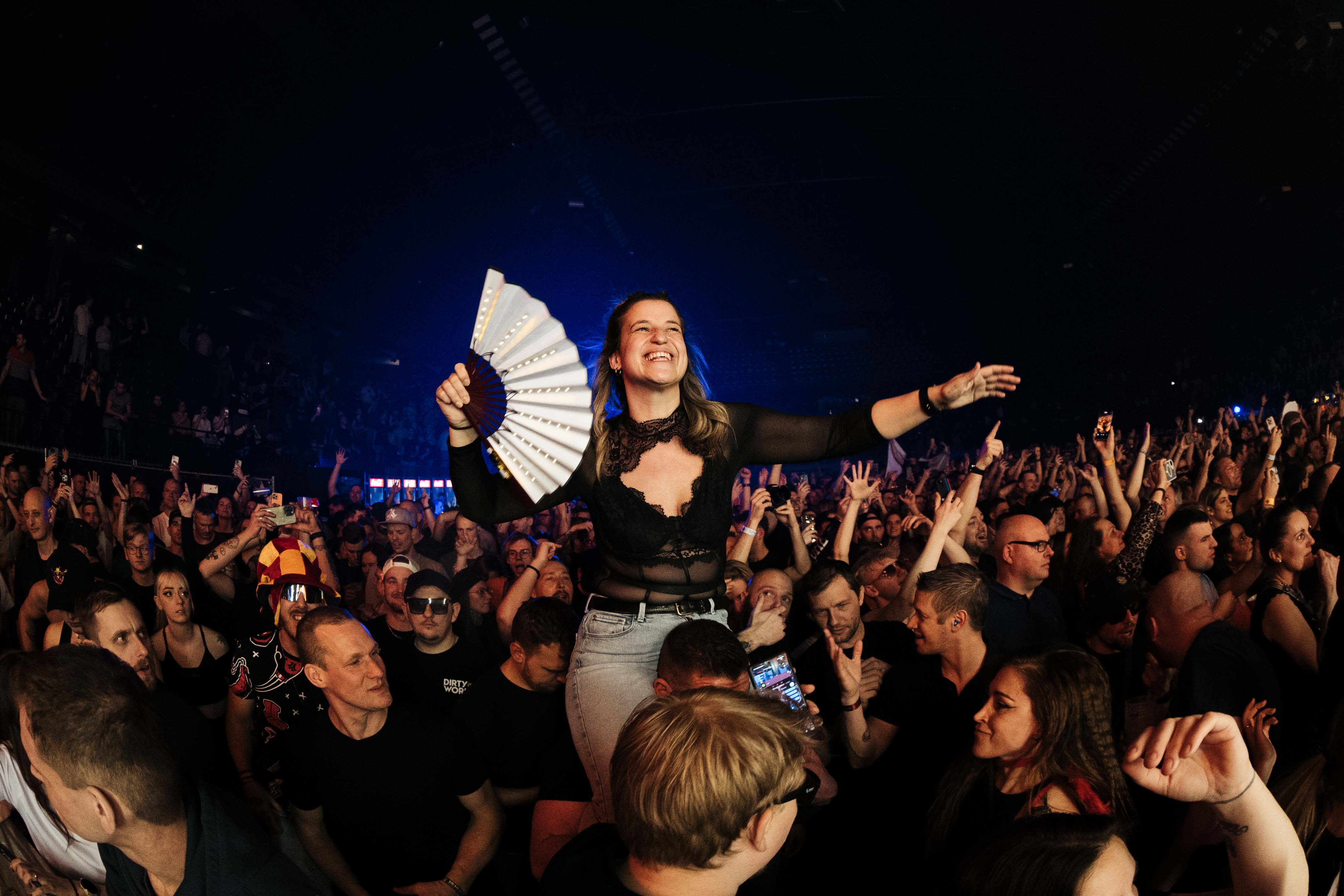 reverze 2025 lotto arena girl on top of shoulders in concert