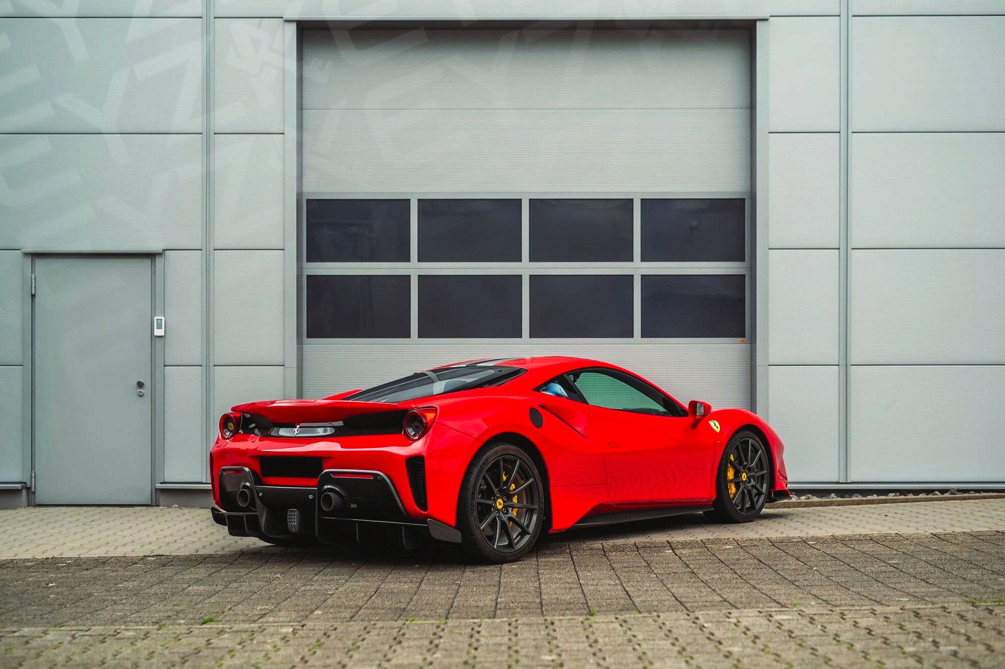 Vue extérieure arrière Ferrari 488 pista Rouge – Location Supercar à Dubaï | Keyz Rent