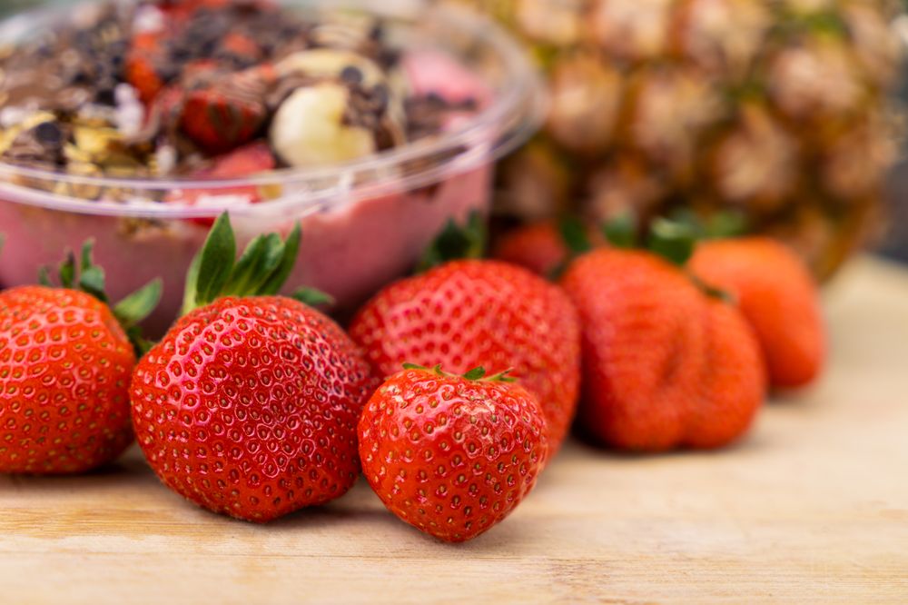 Picture of strawberries and a bowl
