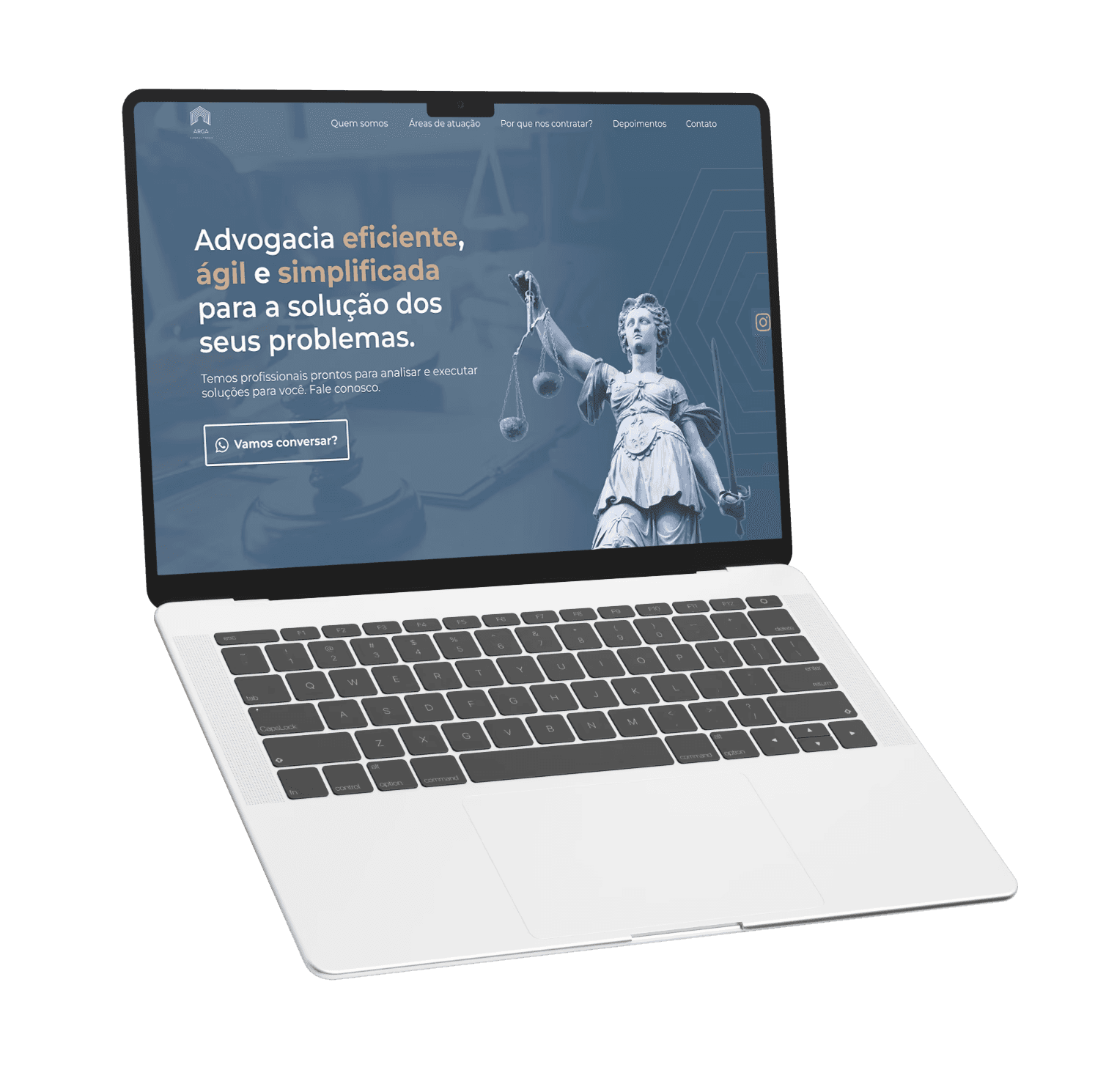 Notebook aberto flutuando mostrando a página principal do site Arga Consultores