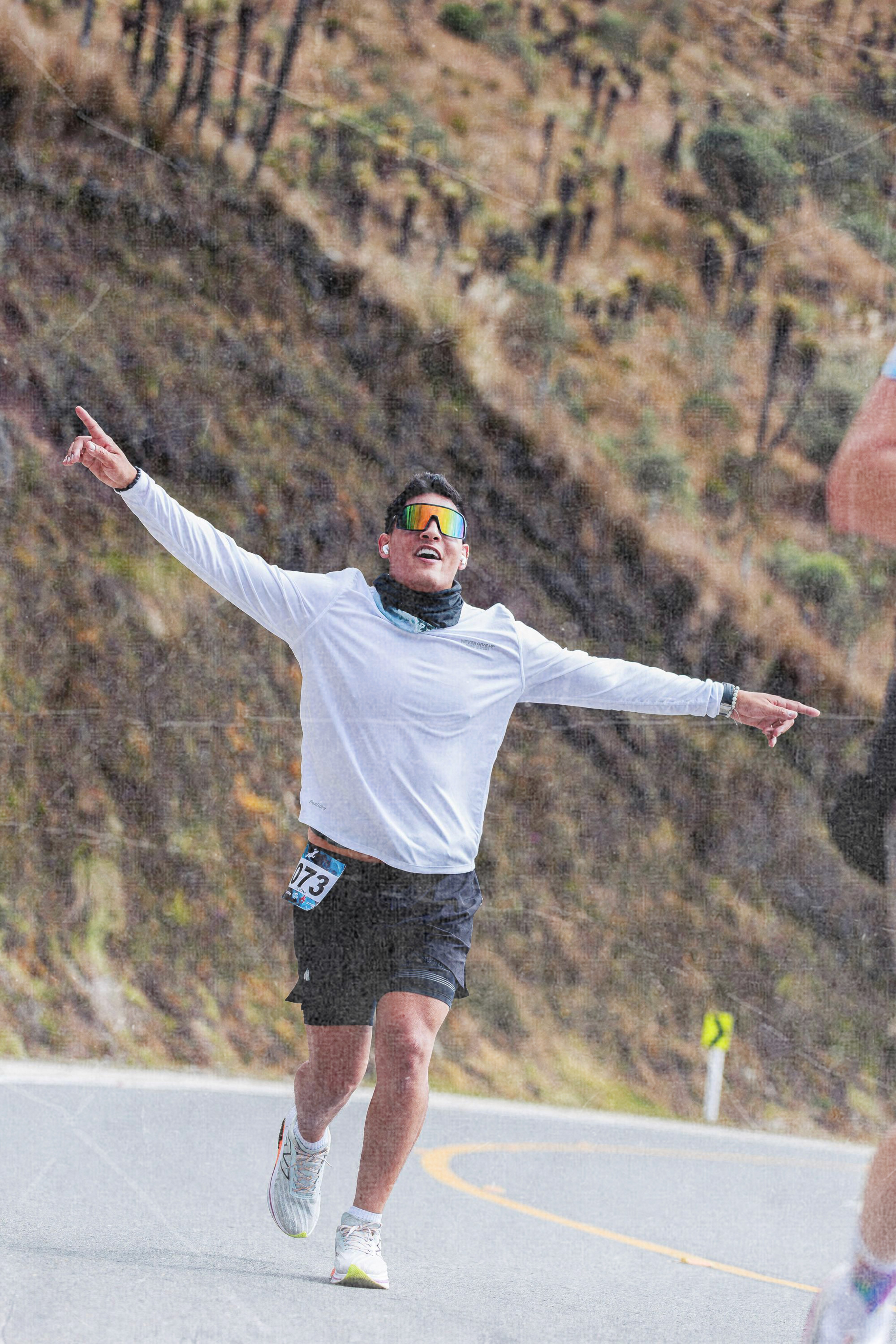 homme avec les bras en l'air en train de courir