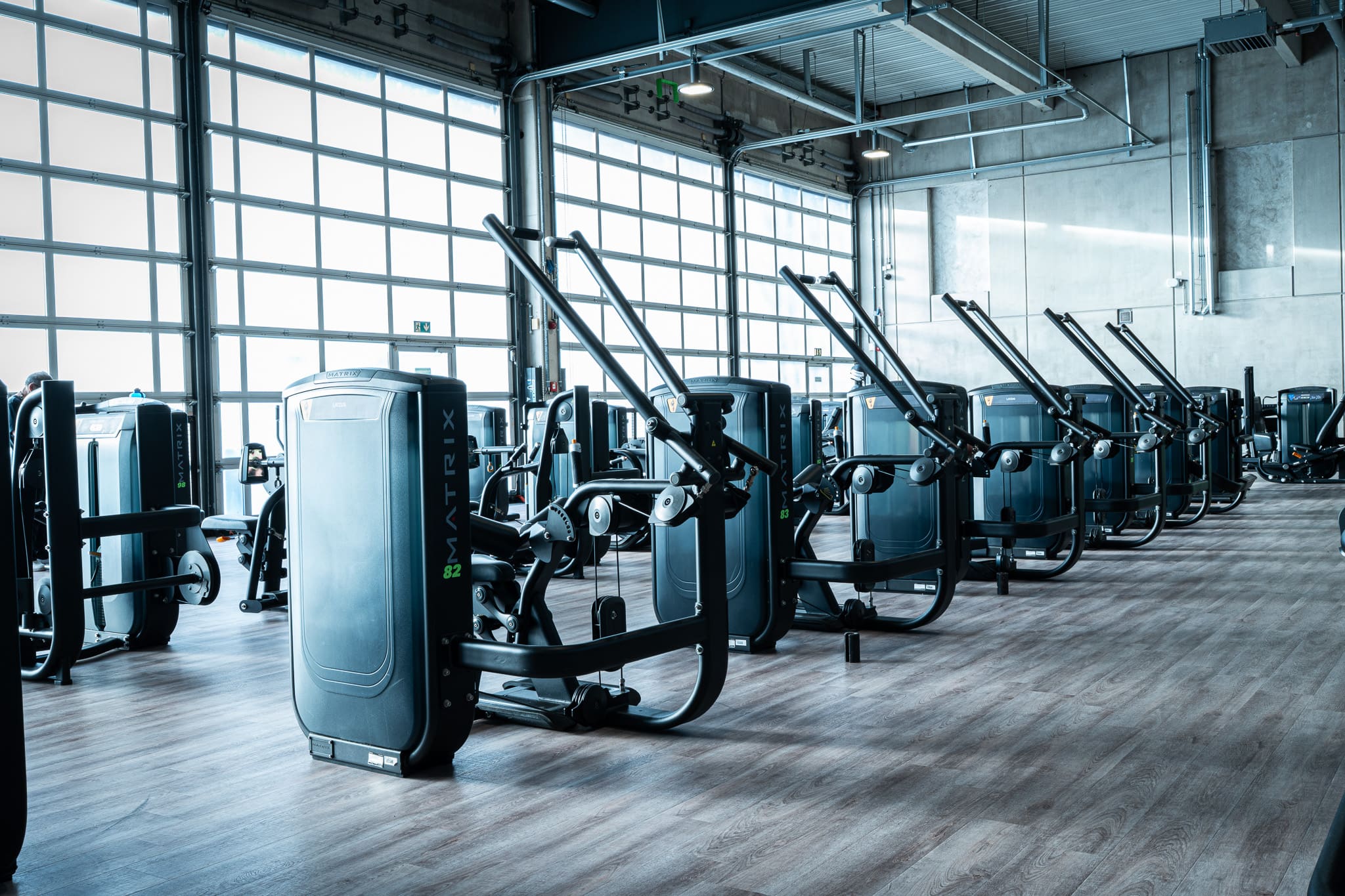 Kraft-Bereich im XTRAFIT Köln-Ossendorf, mit vielseitigen Trainingsmöglichkeiten zeigt.