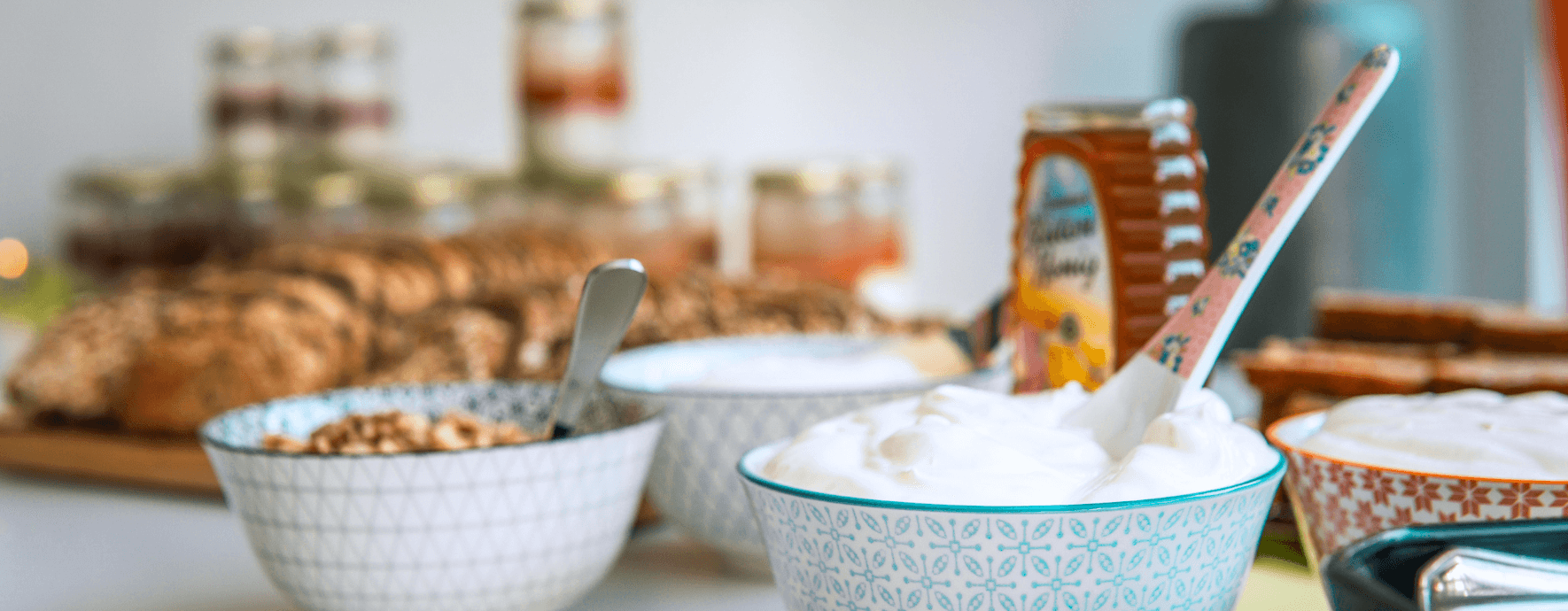 Müsli-Schalen und Brot als Buffet aufgebaut