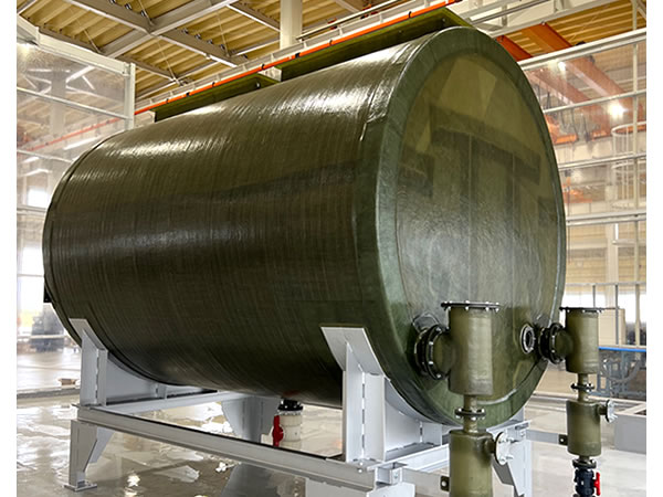 ガスの入口と出口は本体上部