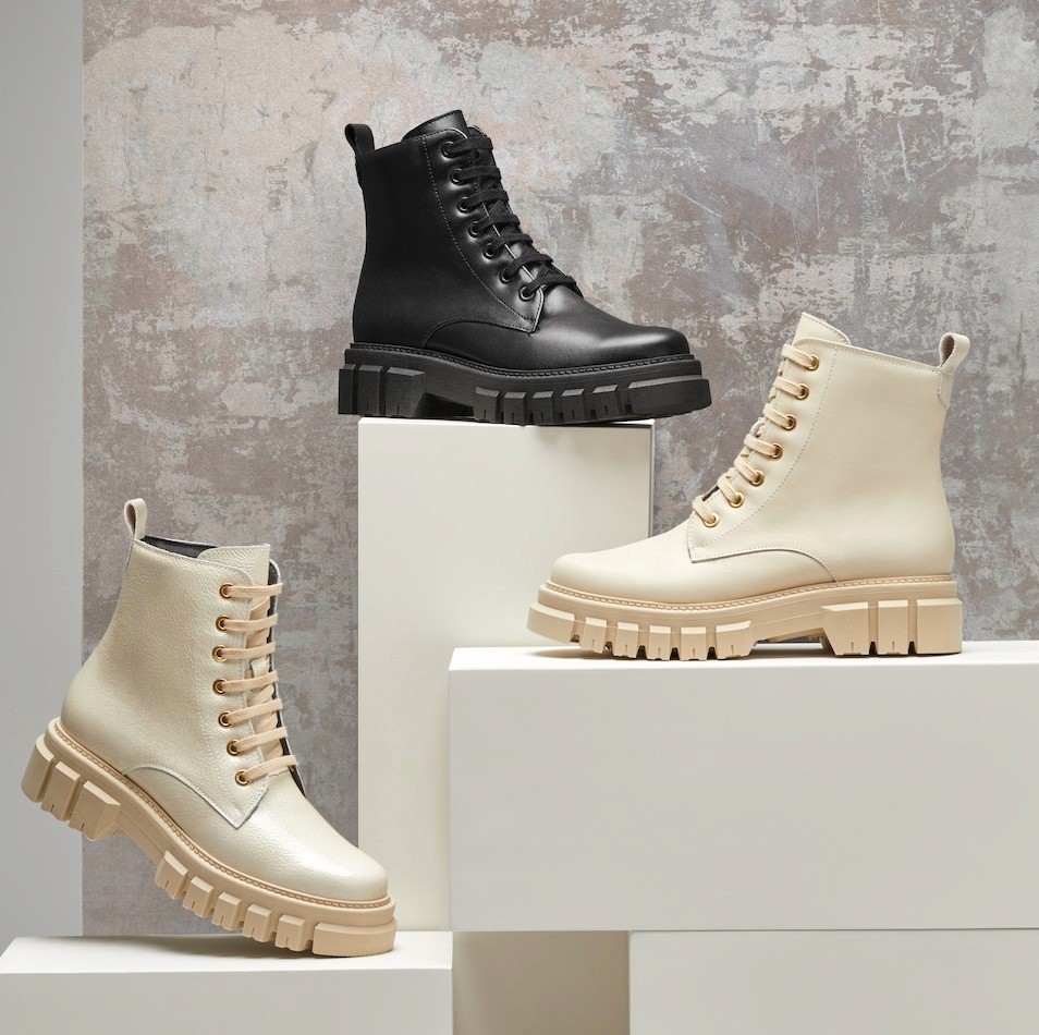 Granatowa torebka Anekke prezentowana przez modelkę w stylizowanej sesji, produkt z kolekcji do sprzedaży hurtowej i współpracy z butikami w Polsce