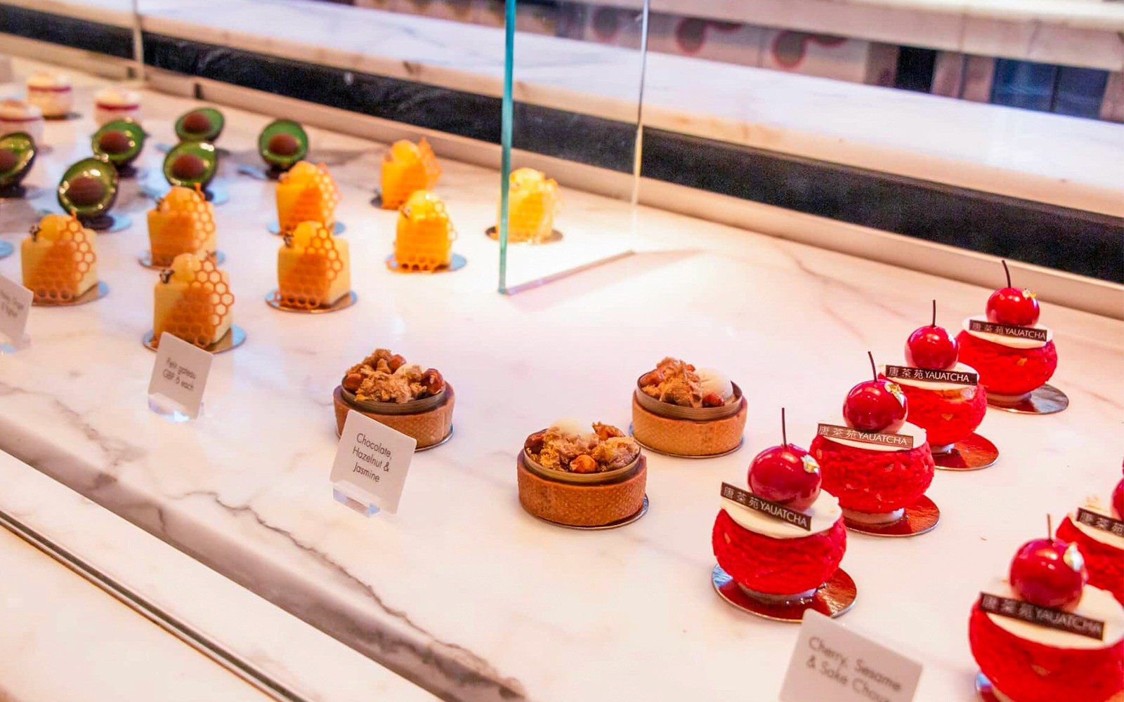 トワイライト・ソーホー・フード＆ドリンクツアーの際、ロンドンのパティスリーに陳列された様々なペストリー。