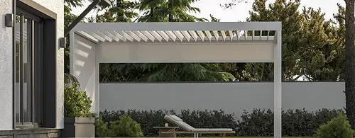 Lamellendach mit verstellbaren Lamellen über einer Terrasse
