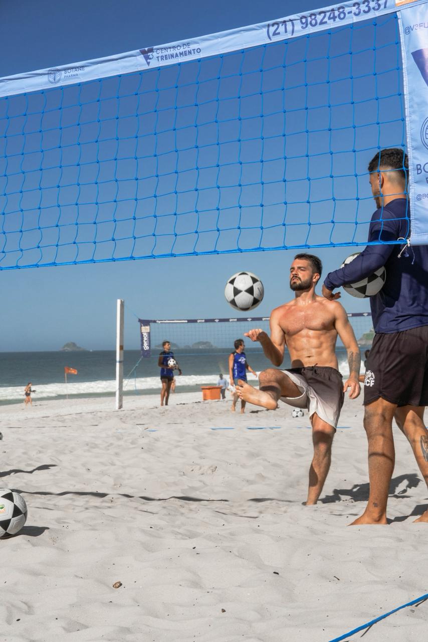 Homem jogando futvolei