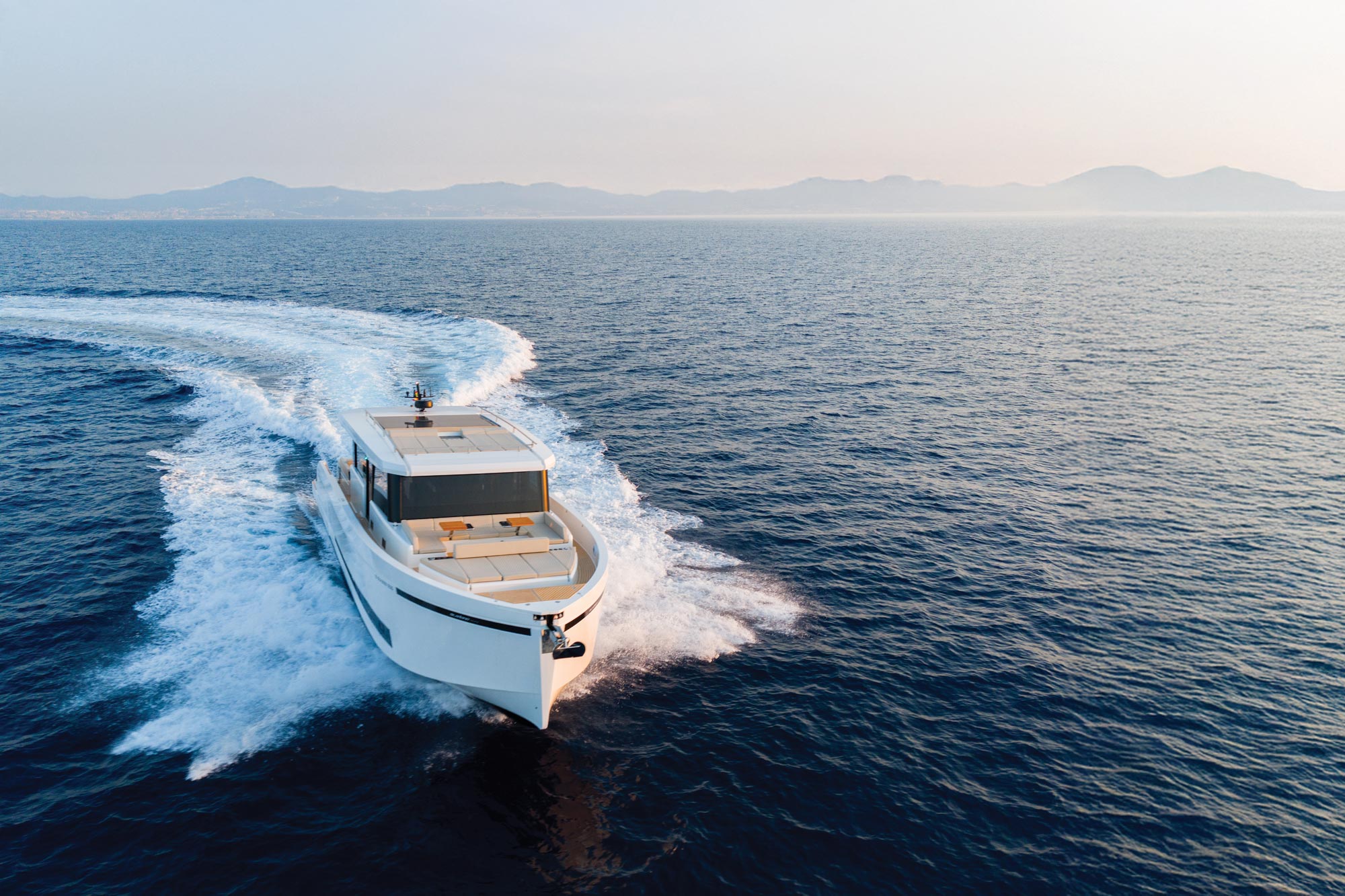 Barco de ocasión navegando en el mar mediterráneo