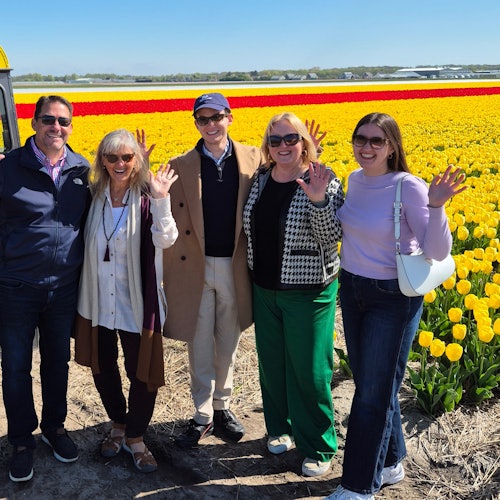 Dengan Land Rover, mengunjungi ladang tulip.