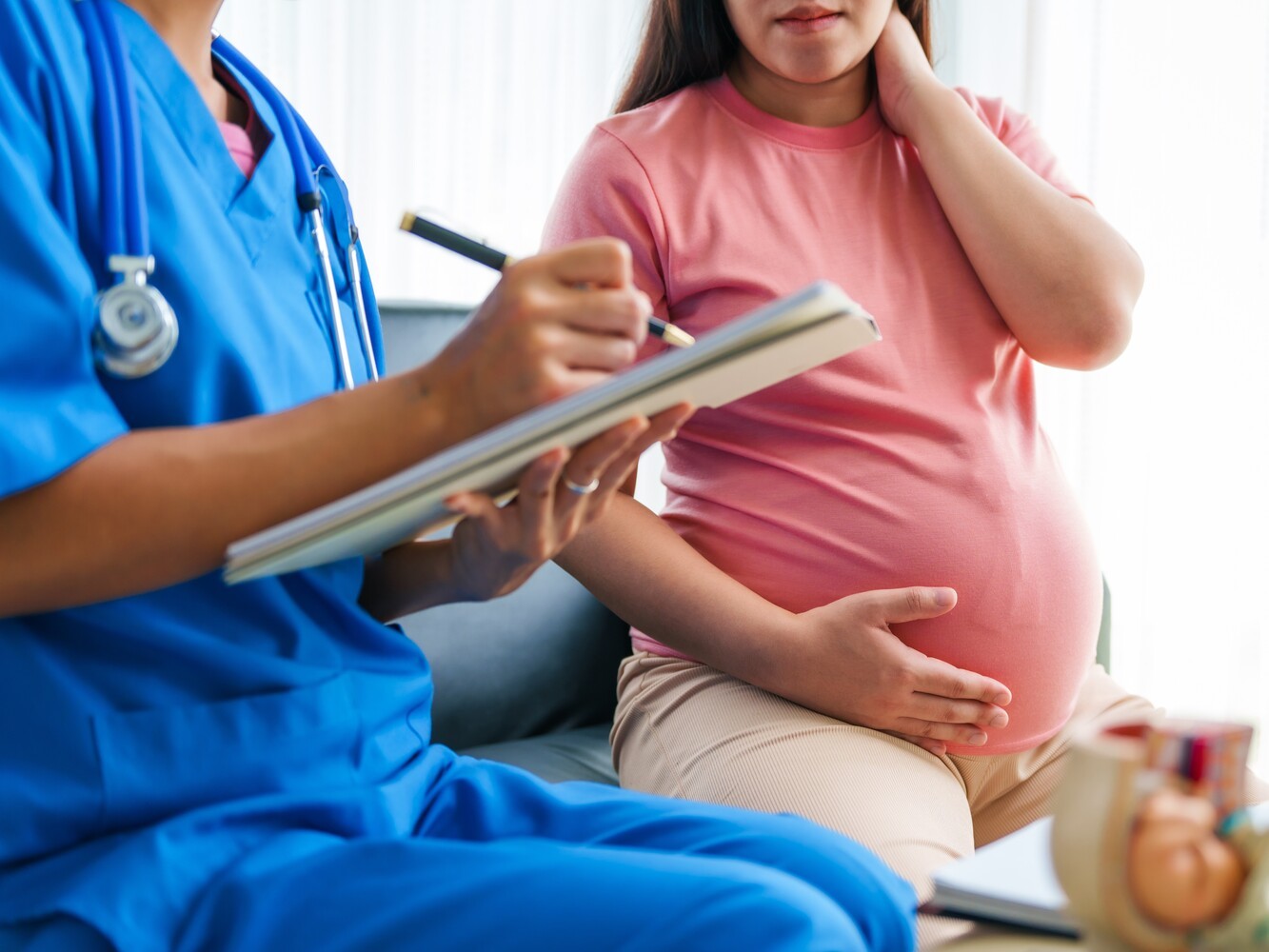woman meeting with her doctor to discuss her gestational diabetes and weight loss options
