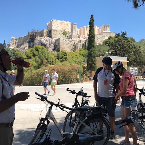 位于马尔斯山，可俯瞰雅典卫城