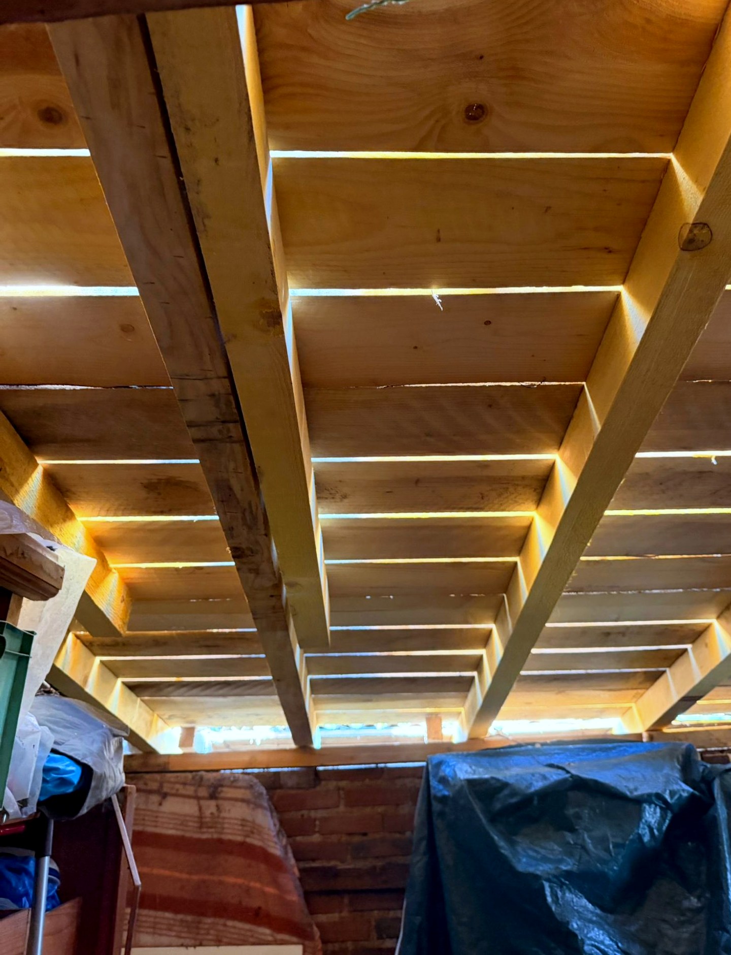 Couvreur posant une chatière de ventilation sur un versant de tuiles canal à Saint-Girons