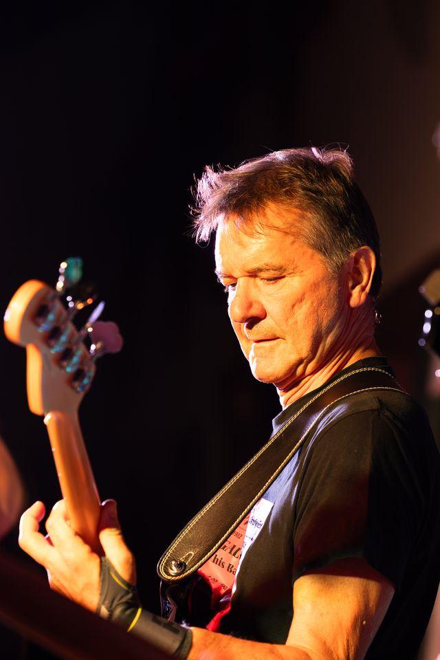 Bassist beim Konzert – Foto: Marina Senn