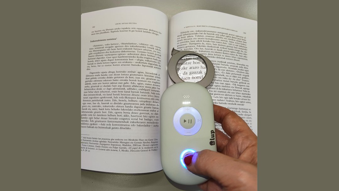 La Lupa Inteligente sobre un libro en la biblioteca de Legazpi