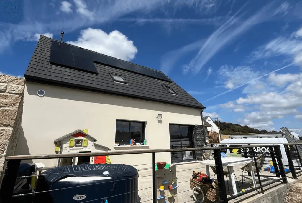 Photo d'une maison à Troussencourt équipée de panneaux photovoltaïques et d'une batterie physique dont l'installation a été faite par Solarock.
