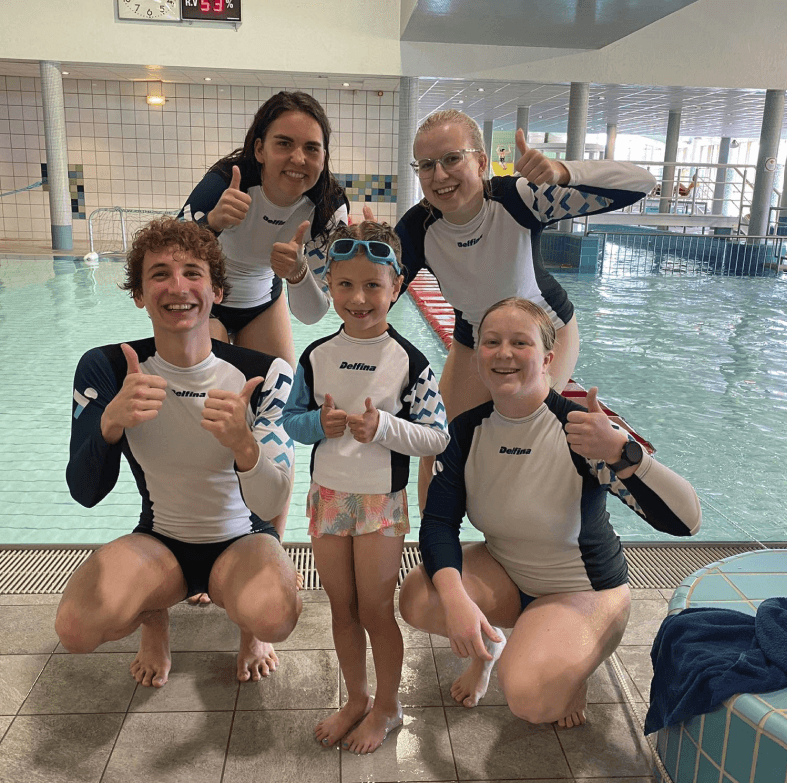 zwemleraren met kind