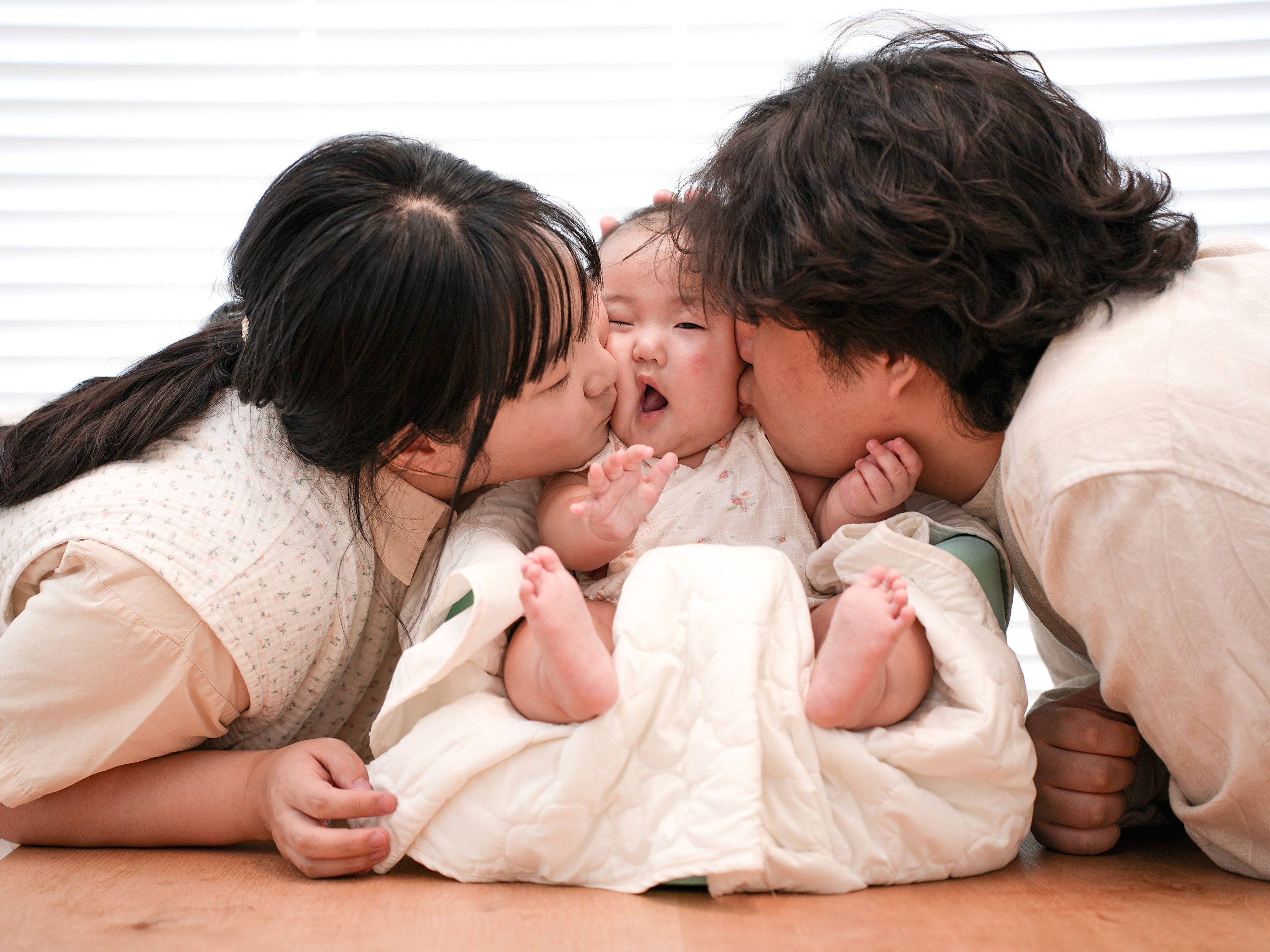 아기 백일 홈스냅 촬영 후기 | 온미스냅이 담아낸 시로룸 스튜디오의 따뜻하고 화사한 백일 기록