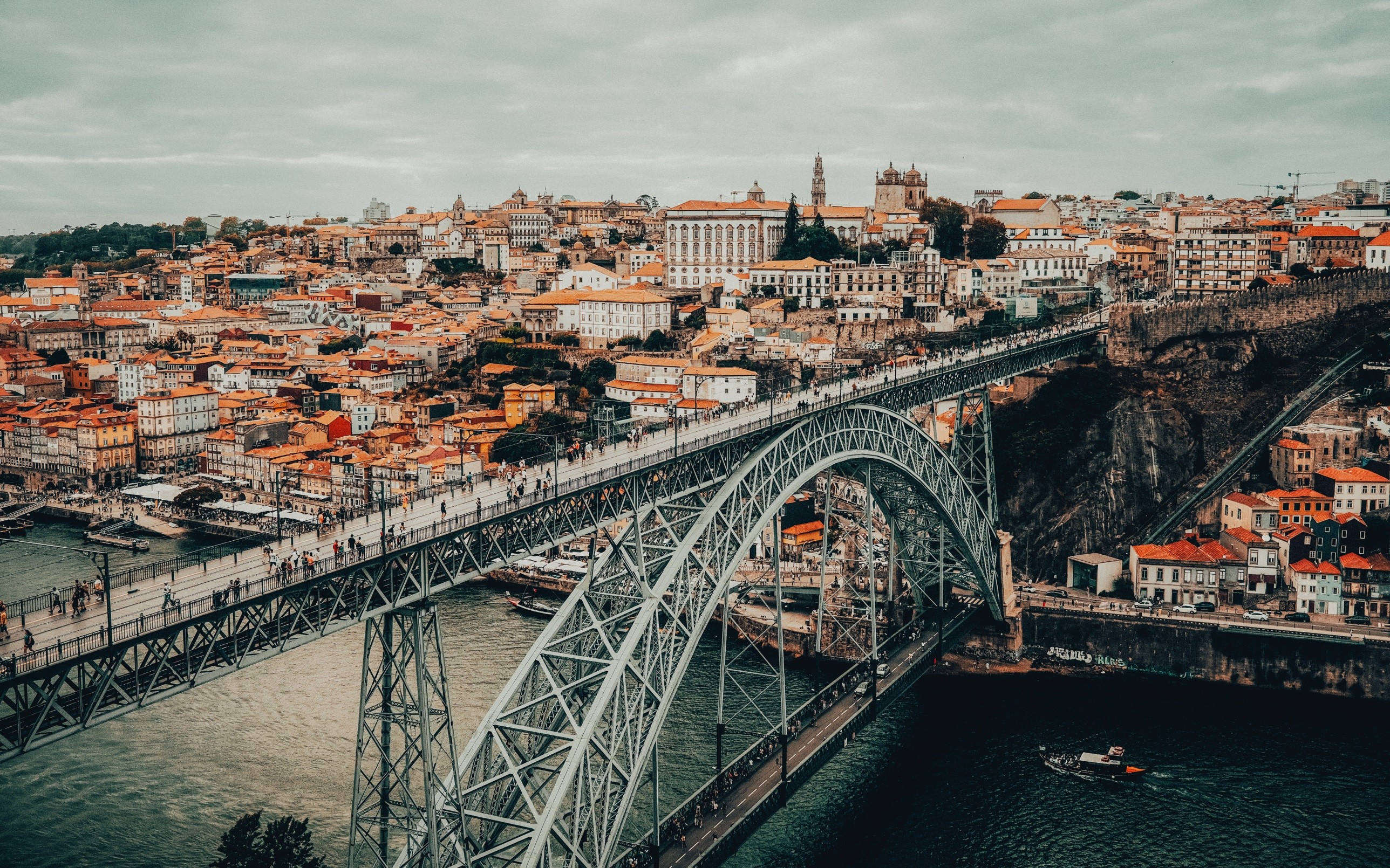 Puente Luis I sobre el Duero con Oporto al fondo