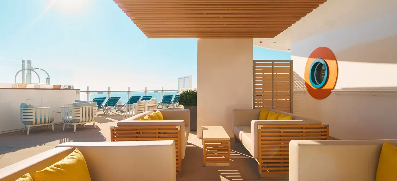 Área externa com varanda e vista para o mar no Costa Toscana