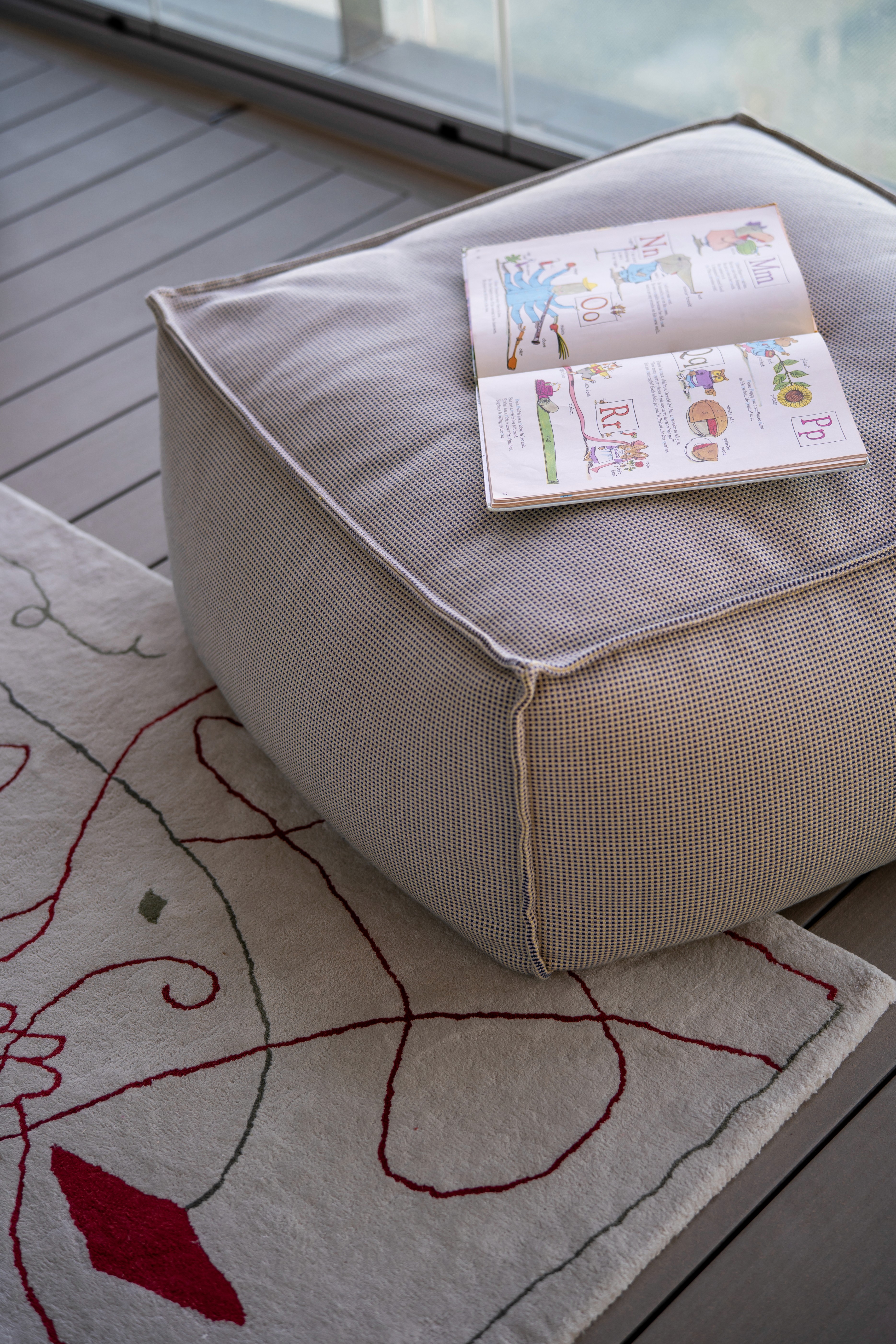 Puff en terraza acristalada con vistas al mar