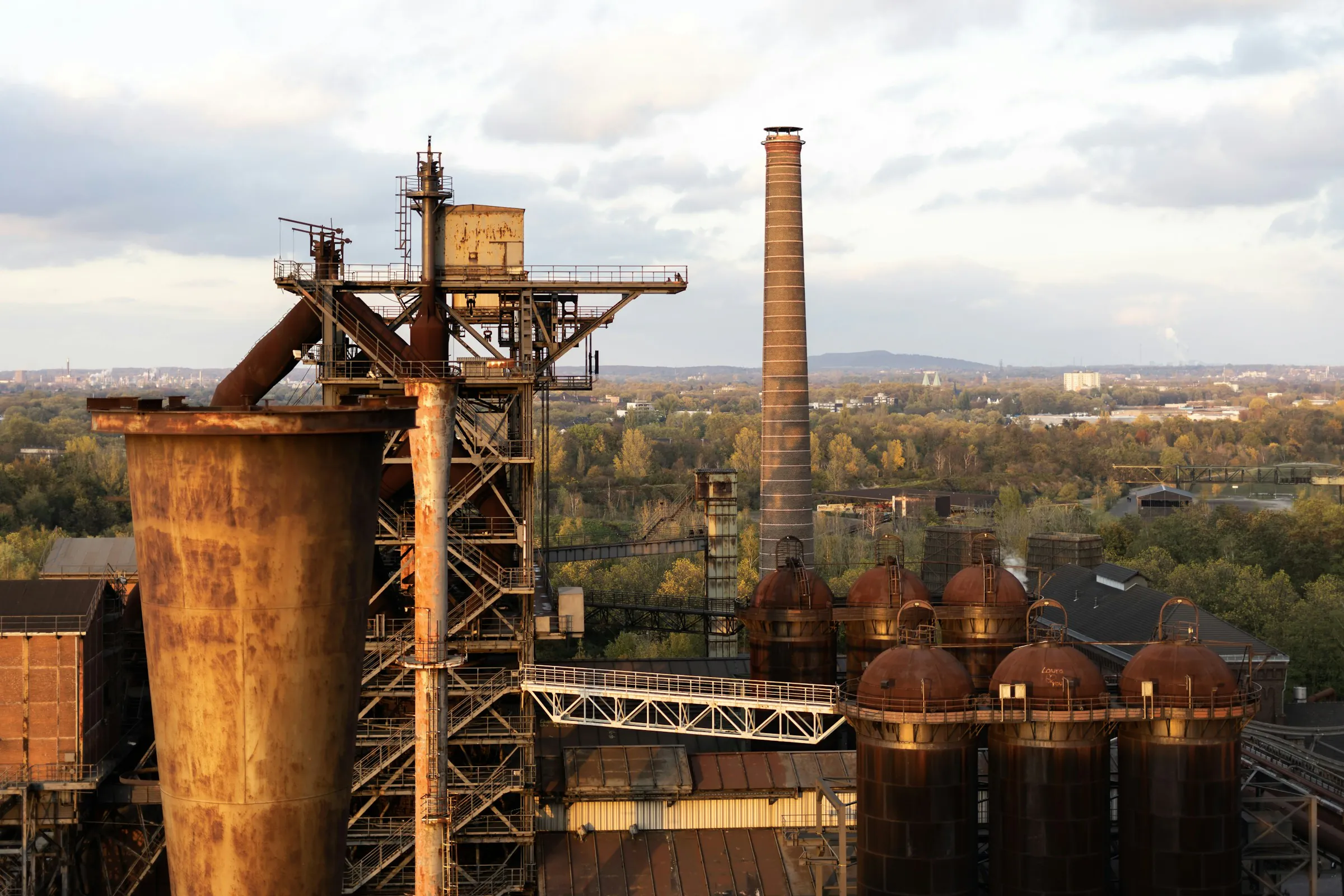 Ruhrgebiet, Industriekultur mit Hochofenanlage und Schornstein im Landschaftspark Duisburg-Nord bei Tageslicht