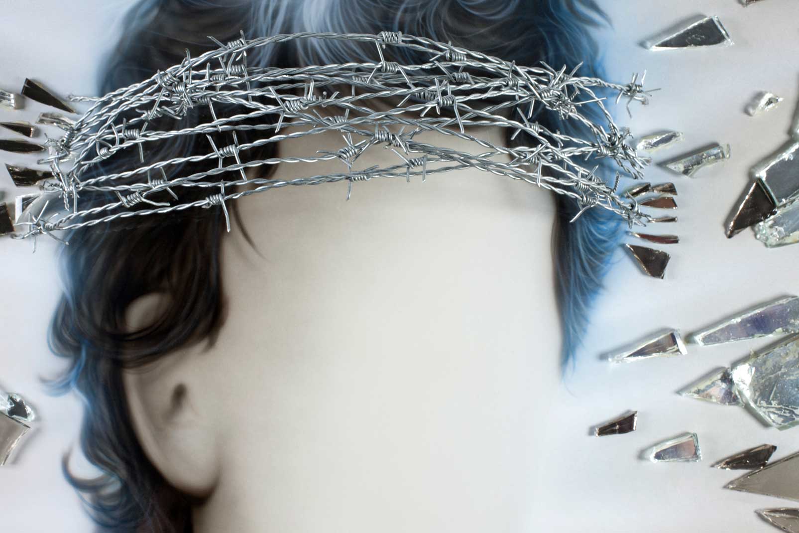 Obra de Daniela Boo elegida para estar sobre el Porsche en la 1era muestra de arte del Museo de Porsche en Stuttgart -Stuttgart Porsche Museum – Messi Maradona. Vidrios y espejos rotos y alambre de púas para retratar al idolo del football Argentino.