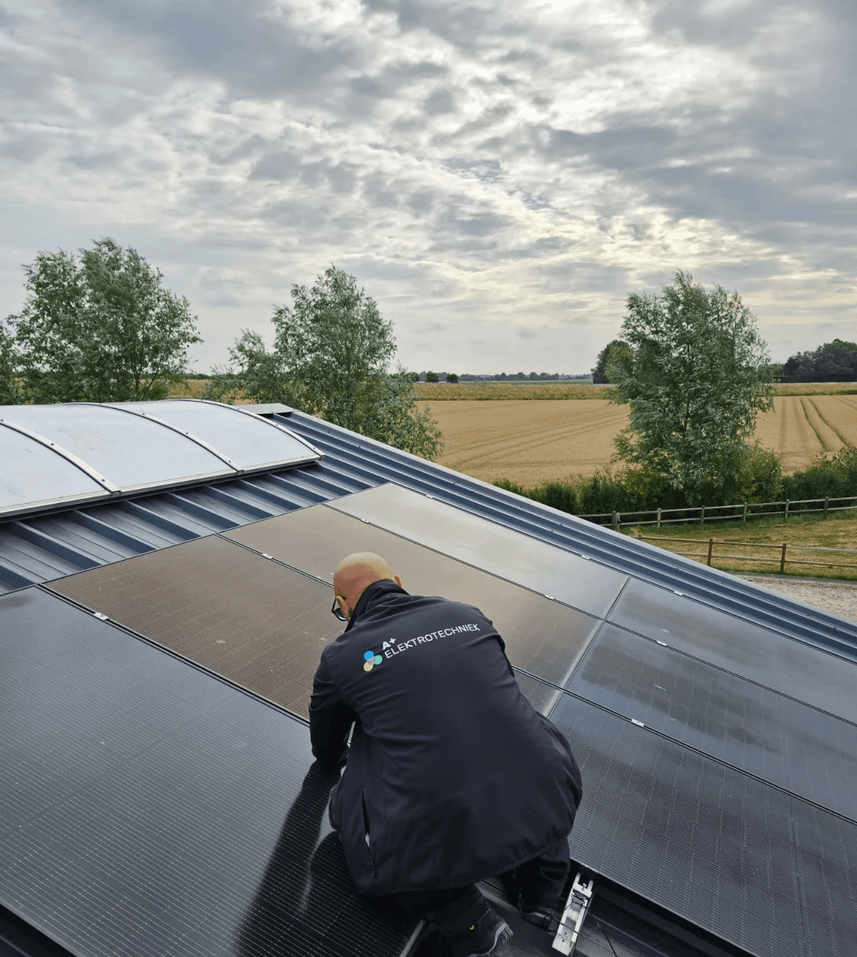 A+ Elektrotechniek medewerker monteert een zonnepaneel