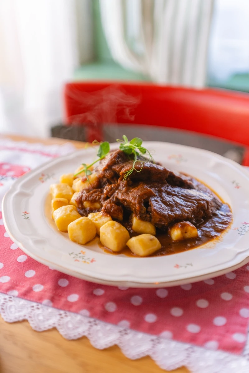 vegetable and meat on bowl