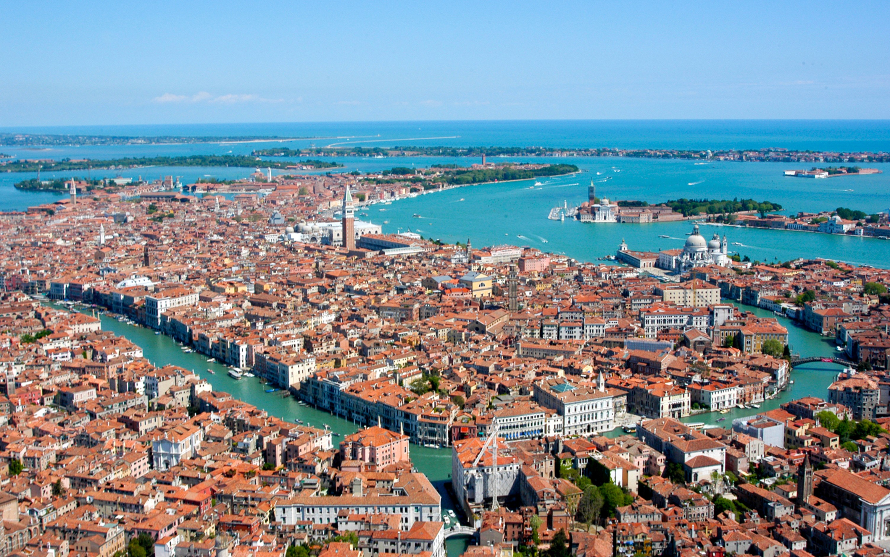 Operatrice Alilaguna che assiste i clienti con la mappa delle linee