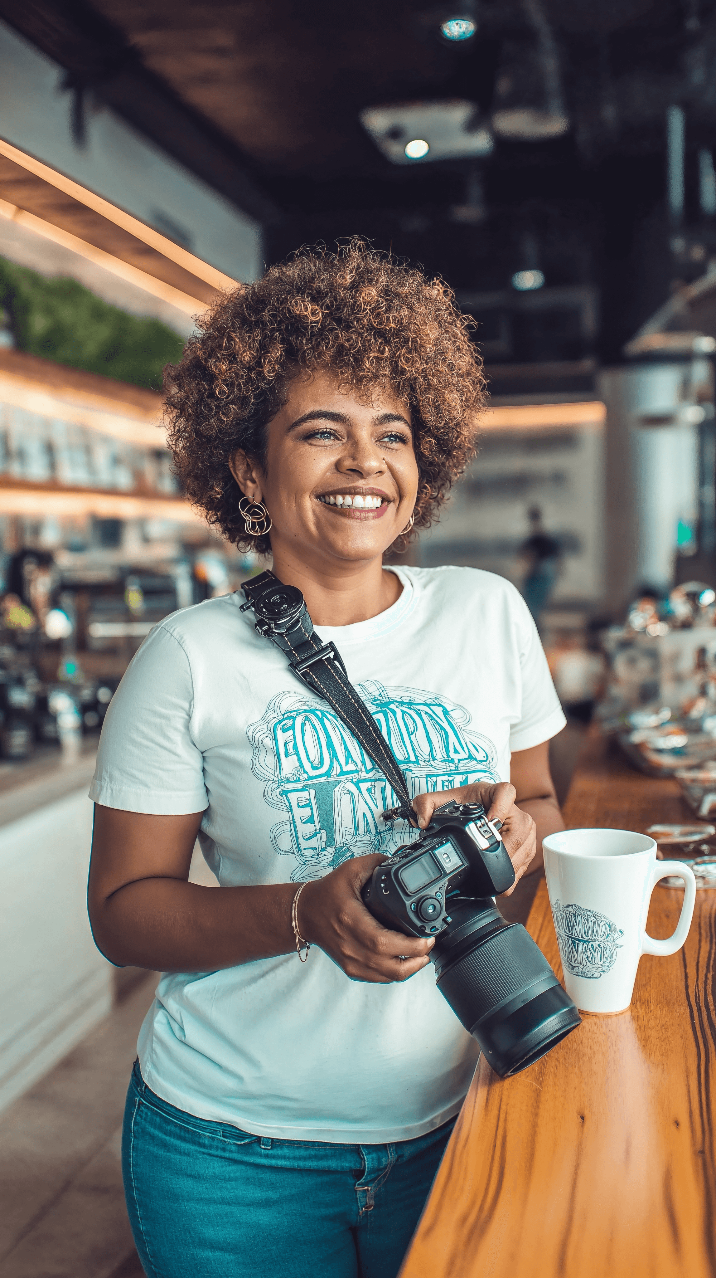 mulher segurando uma câmera fotográfica