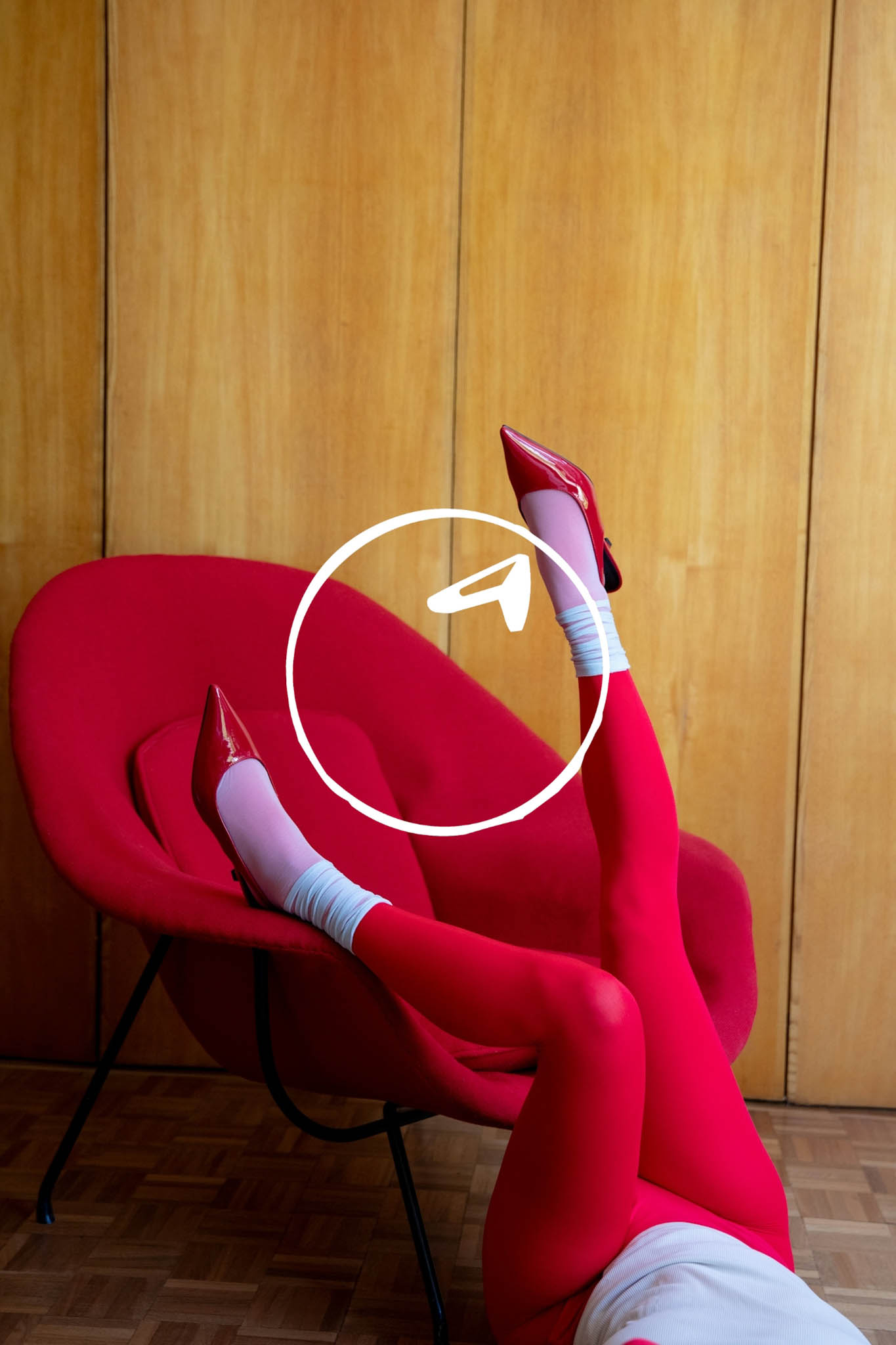 jambes en l'air avec legging rouge et talons rouges