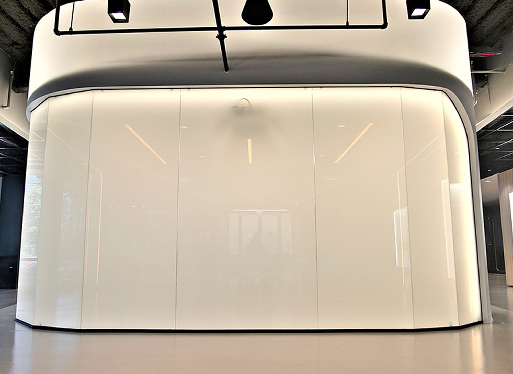 sala de reuniões em vidro com película inteligente ativada em modo opaco para total privacidade